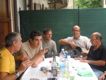 Qua Guido sta dicendo che il pezzo che stavamo suonando mancava di qualche accordo....adesso lo troviamo eehehehehehe